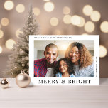 Cartão De Festividades Natal de Foto Brilhante da Feliz Moderna<br><div class="desc">Cartão de Natal minimamente moderno,  com fotografia e "Feliz e Brilho" na tipografia da na moda. Personalize com seu nome e saudação em uma simples tipografia. No verso,  adicione duas fotos adicionais e uma mensagem personalizada.</div>