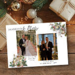 Cartão De Festividades Natal de Holly, Nostálgica Casada e Feliz<br><div class="desc">Cartão de Natal personalizado casado e Feliz para recém-casados com duas fotos e sua saudação personalizada. As suas fotografias de casamento e/ou de natal serão apresentadas em formato vertical. A design apresenta uma tipografia elegante e tradicionais ramos nostálgicos de holly, baubles, garrafa de refrigerante e de champanhe. Por favor, navegue...</div>