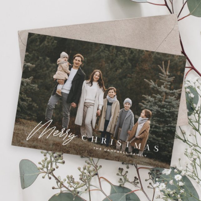 Cartão De Festividades Natal de Imagem Simples de Script de Feliz 3 (Simple Merry Christmas Photo Holiday Card with modern handwritten script overlay typography.)