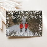 Cartão De Festividades Natal de Whimsy White Holly Border<br><div class="desc">Elegante e caprichosa, esta design de fotos de cheio apresenta folhagem de inverno desenhada manualmente que enquadra sua foto, com o tipo na moda e personalização em direção ao topo. Um gradiente desvanecido sobrepõe a sua fotografia para realçar o texto. A parte traseira apresenta um padrão holly correspondente, bem como...</div>