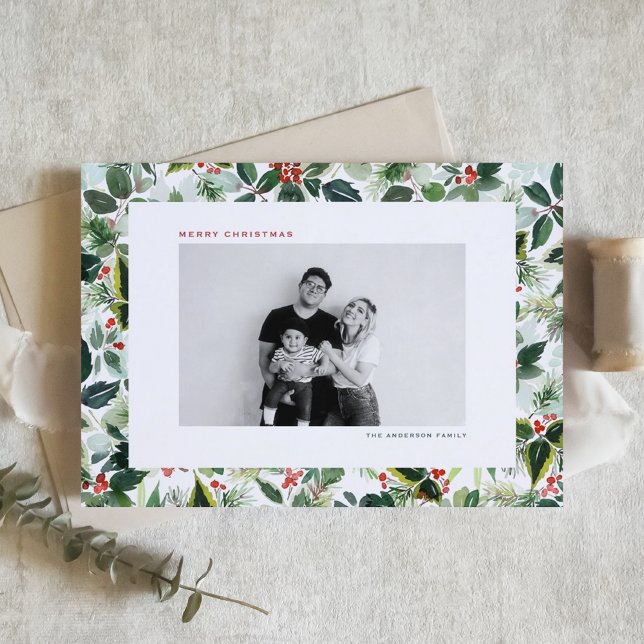 Cartão De Festividades Natal de Winterberry Vermelha Variegada por Aquare (Customizable botanical photo Christmas card featuring watercolor holly and greenery pattern. )