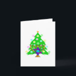 Cartão De Festividades Natal e Hanukkah Juntos<br><div class="desc">Natal e Chanucá sobre presentes para famílias inter-religiosas que celebram a alegria do Natal e a beleza de Chanukah.  Apresentando a árvore e menorah do Natal com a estrela judia de David cercada por presentes de feriado em cartões de saudação,  postagem,  ideias de presentes e roupa para a família.</div>