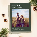 Cartão De Festividades Natal Esgotado, Mas Graças Engraçado<br><div class="desc">Este cartão festivo de Natal "Exausto Mas Agradável" captura perfeitamente os altos e baixos da época de férias, misturando um toque de humor com um sentimento familiar sincero. Com sua simples, moderna design e brincalhona frase, é uma maneira excelente de personalizar suas saudações este ano. Quer você esteja enviando risadas...</div>