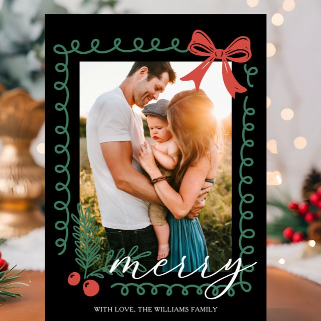 Cartão De Festividades Natal Feliz Preto Vermelho Verde Desenhado à Mão (Red and green holiday card with hand drawn spiral border, holly, berries, bow, and “Merry” greeting.)