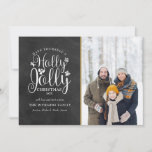 Cartão De Festividades Natal Holly Jolly Script Chalkboard Foto<br><div class="desc">Um design de cartão de fotos de Holly Jolly na moda para você personalizar com sua foto,  mensagem,  nomes e ano favoritos em um quadro de quadro. Os traços inversos caem flocos de neve em um fundo de quadro de quadro de chanfro correspondente. Projetado por Thisnotme©</div>