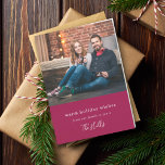 Cartão De Festividades Natal moderno | Casal Photo Burgundy Maroon<br><div class="desc">Na moda, foto de feriado moderna dobrou o cartão com fotos com uma tipografia clássica, que cita "desejos de feriado quentes - da nossa família à sua", em conjunto com um roteiro manuscrito para o seu nome familiar em branco, num fundo vermelho de maroon ruby maroon crimson, vinho do escarlate....</div>