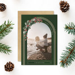 Cartão De Festividades Natal Moderno do Arch Botânico<br><div class="desc">Cartão de Natal de fotografia moderno. O design de arco arredondado da Trendy apresenta um arco-íris de ouro pálido que enquadra sua foto. Acentuado com a cor d'água folhagem botânica de inverno em fundo verde-escuro. Fácil de personalizar com o seu texto e fotografia</div>