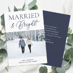 Cartão De Festividades Natal Moderno do Script Azul Brilhante Casado<br><div class="desc">Cartão de Natal Moderno de Script Azul Casado e Brilhante. Envie cartões de natal personalizáveis e personalizados a amigos,  colegas e familiares em cartões de estilo simples,  chic,  elegantes e modernos de design fotofestivo,  minimalista natural! Abaixo,  a caligrafia apresenta sua mensagem de saudação personalizada na tipografia moderna.</div>