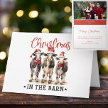Cartão De Festividades Natal nas vacas russas do Barn em Santa Hats<br><div class="desc">Celebre o feriado com essas vacas adoráveis vestindo chapéus festivos de Papai Noel! Esses animais de fazenda são perfeitos para adicionar um toque de choradeira à sua decoração de Natal. O texto diz Natal no celeiro. Para um toque personalizado, adicione uma de suas fotos favoritas da família e mantenha ou...</div>
