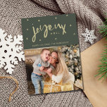 Cartão De Festividades Natal para a família Joyeux Noel<br><div class="desc">Envie seus desejos mais calorosos ao estilo desta temporada de festas com nosso Cartão de Férias da Família Joyeux Noël Verde e Dourada. Adorada com um rico verde-caçador, a frente da carta é uma ode às cores tradicionais do Natal. Os sotaques de ouro elegantes adicionam um toque de sofisticação, fazer...</div>