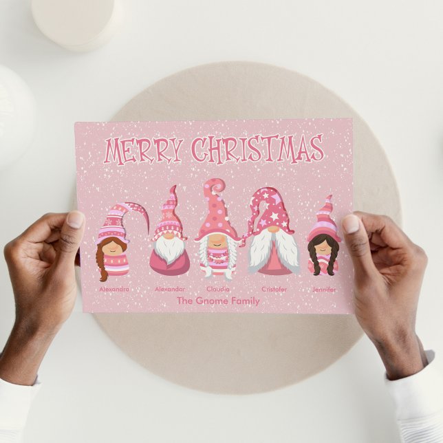 Cartão De Festividades Natal Rosa Cinco Gnomos Família Personalizada (Pink Christmas with pink family gnomes to wish your loved ones a happy Christmas.)