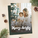 Cartão De Festividades Natal Simples do Retro Moderno<br><div class="desc">Este Cartão de Férias de Natal Simples, Retro Moderno, oferece um design limpo e sofisticado com uma foto da família de cheios e uma grande tipografia de scripts retrorreflectores "Feliz Brilho". O estilo casual, mas retrô, se mistura sem esforço com o cenário natural, fazer-o como uma opção perfeita para famílias...</div>