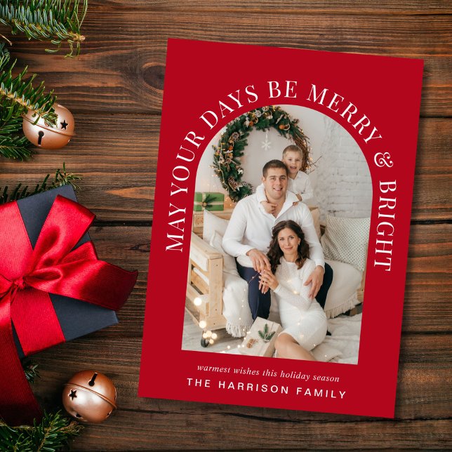 Cartão De Festividades Natal Vermelho Brilhante da Feliz de Arch Elegante (Capture the essence of the holiday season and share the warmth of your love and laughter)