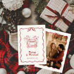 Cartão De Festividades Natal Vermelho desenhado pela feliz e Casado<br><div class="desc">Celebre a sua primeira temporada de festas como um casal casado com este belo cartão de Natal "Feliz e casado", inspirado no vintage, projetado para capturar a magia do Natal e da nova felicidade. Ilustrada à mão com detalhes elegantes, este cartão vermelho festivo apresenta uma alegre árvore de Natal enquadrada...</div>