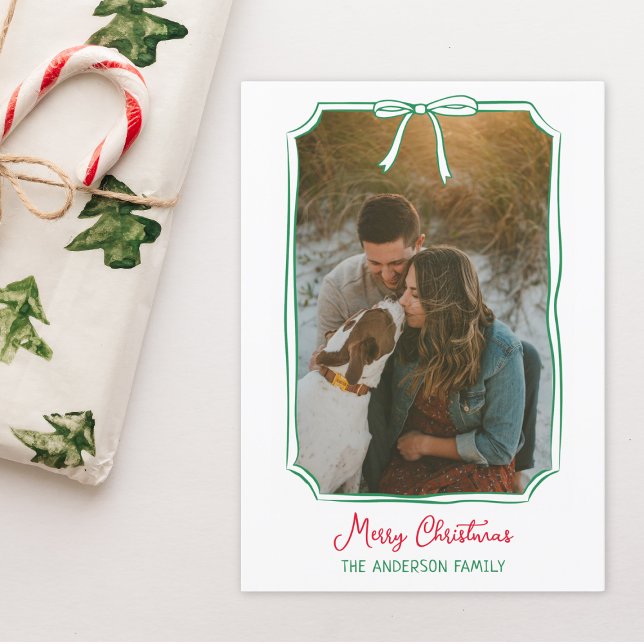 Cartão De Festividades Natal Vermelho e Verde da Família Personalizada do (Warm hearts with a festive card featuring a hand-drawn holiday bow and your cherished memories.)