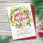Cartão De Festividades Natal Watercolor Winter Greenery Berry Wreath<br><div class="desc">Cartões de Natal da Farmhouse apresentam impressão de textura de cinza,  verde-aquarela e morangos,  e tipografia de guincho "Feliz Natal". Utiliza-se o centro de tipografia vermelho e cinza. Envie-me uma mensagem se precisar de assistência ou se tiver algum pedido especial.</div>