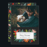 Cartão De Festividades Negrito Retro Citrino & Floral | Foto Férias<br><div class="desc">Este cartão de férias estiloso apresenta uma saudação floral na frente e um padrão colorido no verso, incluindo fatias de laranja, flores, galhos de pinheiro, flocos de neve, frutas vermelhas, folhas e raminhos! Todas as obras de arte criadas exclusivamente pela Orabella Prints - você não encontrará esse design em nenhum...</div>