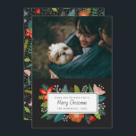 Cartão De Festividades Negrito Retro Citrino & Floral | Foto Férias<br><div class="desc">Este cartão de férias estiloso apresenta uma saudação floral na frente e um padrão colorido no verso, incluindo fatias de laranja, flores, galhos de pinheiro, flocos de neve, frutas vermelhas, folhas e raminhos! Todas as obras de arte criadas exclusivamente pela Orabella Prints - você não encontrará esse design em nenhum...</div>