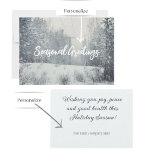 Cartão De Festividades Neve na floresta de inverno<br><div class="desc">Mande suas saudações animadoras de Natal e Ano Novo com nosso Cartão-Postal Fotográfico. Enquadrando uma paisagem de floresta com neve respiratória em tons calmantes de azul branco e pastel, este belo cartão postal lembra uma terra maravilhosa pacífica do inverno. Infunda o espírito da estação com uma mensagem de texto personalizada...</div>