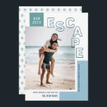 Cartão De Festividades Nossa fuga de Viagem | Beach Modern Photo Christma<br><div class="desc">Você finalmente conseguiu viagem? Compartilhe sua aventura com este cartão de na moda! Ele apresenta uma camada de texto moderna, lendo, "ESCAPE", juntamente com modelos de texto para personalização! Um esquema de cores de azul-céu, azul-escuro e verde-verde-azul dá a estas Cartões de foto de Natal uma aparência de praia, perfeita...</div>