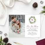 Cartão De Festividades Nossa Nova Casa, Inverno, Monograma Foto<br><div class="desc">Este belo cartão de Natal para casais e famílias recém-casados duplica como um cartão de anúncio comovente! Anuncie seu novo endereço para a família e amigos no início da temporada do cartão de feriado. O cartão elegante apresenta uma foto retrato adjacente a uma coroa floral de inverno verde cor d'água...</div>