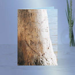 Cartão De Festividades Nosso amor gravado em uma árvore