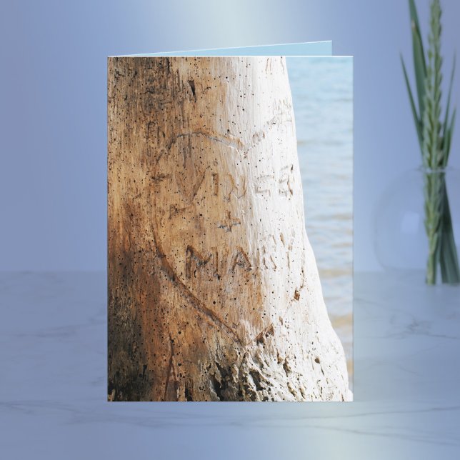 Cartão De Festividades Nosso amor gravado em uma árvore (Criador carregado)