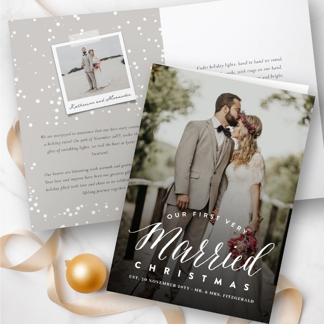 Cartão De Festividades Nosso Primeiro Natal Muito Casado Sr. & Sra. Weddi (Our First Very Married Christmas Mr & Mrs Wedding Announcement / Holiday Folded Card @ fat_fa_tin)
