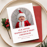 Cartão De Festividades Nossos Bebês de floco de neve Primeiro Natal<br><div class="desc">Celebre a primeira temporada de festas do seu bebê com o nosso charmoso cartão "Nosso Floco de Neve Primeiro Natal". Esta design adorável mostra seu bebê em uma roupa de Papai noel festiva, capturando a magia de um primeiro Natal. Perfeito para casais recém-casados que experimentam a alegria de um novo...</div>