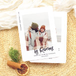 Cartão De Festividades Nuestra Primera Navidad Casados 2 Fotos<br><div class="desc">Celebre primera Navidad como recién casados con esta divertida tarjeta de ! El diseño apresenta "Felices Fiestas" y el año a lo largo del lado izquierdo, dejando el protagonismo para su foto favorita. Puede elegir una foto de la boda, de la luna de miel o una selfie especial. Su ollido...</div>