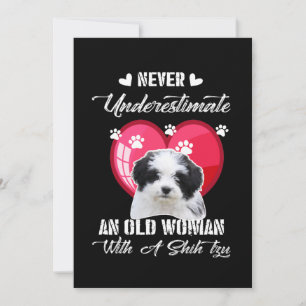 Cartão De Festividades Nunca Subestime Uma Mulher Velha Com Um Shih Tzu