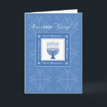 Cartão De Festividades O amigo Hanukkah deseja Menorah azul<br><div class="desc">Deseje a um caro amigo de seu Hanukkah feliz com este menorah azul e branco elegante. Um cartão sobre a celebração e a amizade. Aperfeiçoe para este feriado especial.</div>