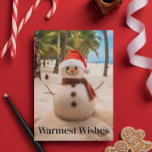 Cartão De Festividades O mais quente deseja que Snowman a praia<br><div class="desc">Esta design foi criada através da arte digital. Pode ser personalizada na área fornecida pela alteração da foto e/ou do texto. Ou pode ser personalizado escolhendo o clique para personalizar outra opção e excluir ou alterar a cor do plano de fundo, adicionar texto, alterar a cor ou o estilo do...</div>