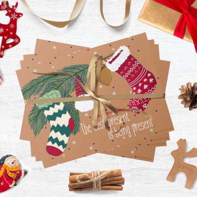 Cartão De Festividades O melhor presente. Personalizável (Charming Christmas greeting with Santa Claus and stocking hangers)