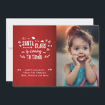 Cartão De Festividades O Papai Noel está chegando com a foto do roteiro<br><div class="desc">Papai Noel está vindo para a cidade! Um doce cartões de natal caprichoso é enviado com este moderno design com um divertido e adorável roteiro escrito à mão.</div>