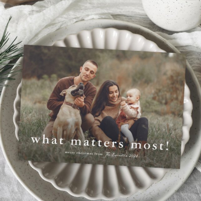 Cartão De Festividades O que importa o Natal mais simples (Simple What Matters Most Typography Horizontal Photo Christmas Holiday Cards.)