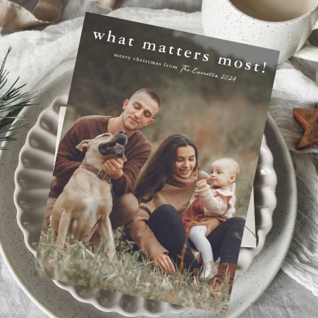 Cartão De Festividades O que importa o Natal mais simples (Simple What Matters Most Typography Portrait Landscape Photo Christmas Holiday Cards.)