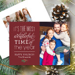 Cartão De Festividades O Tempo Mais Maravilhoso Merlot Foto Vermelha<br><div class="desc">O design de cartão com fotos de de Feriado mostra a frase "É a época mais maravilhosa do ano" em tipografia mista na moda, um sotaque de verde de Natal e uma cor de fundo tinto de vinho de merlot escuro. Personalize com sua saudação, seu nome de família e uma...</div>