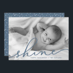 Cartão De Festividades Oceano | Foto de Chanucá com Script Shine<br><div class="desc">Compartilhe cartões de natal com esses cartões com fotos chic Hanukkah apresentando sua foto horizontal ou paisagística favorita de sangria de cheio. "Brilho" aparece como uma camada de texto azul de slate na tipografia elegante de script com letra de mão. Personalize com seus nomes e o ano na base. Cartões...</div>