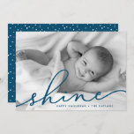 Cartão De Festividades Oceano | Foto de Chanucá com Script Shine<br><div class="desc">Compartilhe cartões de natal com esses cartões com fotos chic Hanukkah apresentando sua foto horizontal ou paisagística favorita de sangria de cheio. "Brilho" aparece como uma camada de texto azul-oceano na elegante tipografia de scripts com letra de mão. Personalize com seus nomes e o ano na base. Cartões que combinam...</div>