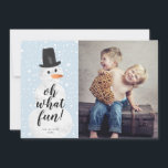 Cartão De Festividades Oh Que Foto Divertida De Férias Snowman Snowfall<br><div class="desc">Espalhe alegria este ano com um cartão com fotos de férias único e caprichoso que diz "oh que divertido" numa letra com estilo caligráfico e um boneco de neve pintado à mão com um fundo de neve. Vem com um padrão correspondente no verso. Você pode adicionar uma foto ou texto...</div>