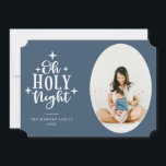 Cartão De Festividades Oh Santa Noite Foto Azul<br><div class="desc">Tipografia química,  citação tradicional de feriado "Oh Santa Noite",  Cartões de foto de Natal. A placa apresenta fundo azul festivo,  texto branco,  quadro de foto oval para foto de solteiro na frente,  linhas de texto de modelo para nome,  ano,  mensagem e nomes de família.</div>