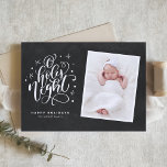 Cartão De Festividades Oh, Santa Noite, Script Rustic Chalkboard Foto<br><div class="desc">Noite sagrada, as estrelas brilham intensamente... Enviar cartões de natal com este cartão com fotos de feriado personalizável. Ele apresenta a inscrição "Oh noite sagrada" com um padrão festivo de feriado no quadro falso. Personalize adicionando nomes, fotos e outros detalhes. Este cartão de férias também será perfeito como anúncio de...</div>