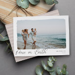 Cartão De Festividades Onda | Simples Paz Horizontal na Foto da Terra<br><div class="desc">Quadros elegantes e subestimados de cartões com fotos de férias uma foto horizontal ou orientada a paisagem solteiro com uma borda ondulada e pontiaguda, sobre um fundo branco nítido. "Paz na Terra" aparece no canto inferior esquerdo em um roteiro de caligrafia moderno, com seu nome familiar e o ano à...</div>