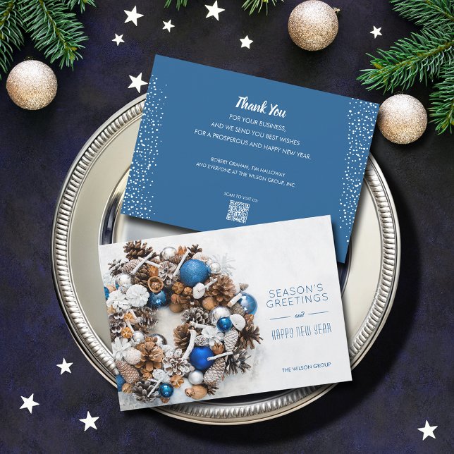 Cartão De Festividades Ornamento Pine Wreath QR Code Business (Ornaments pine wreath business holiday cards feature your greeting and QR code on the back)