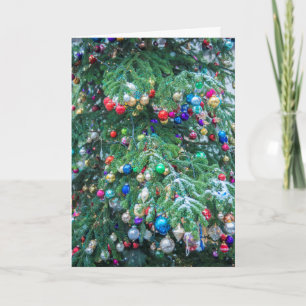 Cartão De Festividades Ornamentos em uma Árvore de Natal Snowy