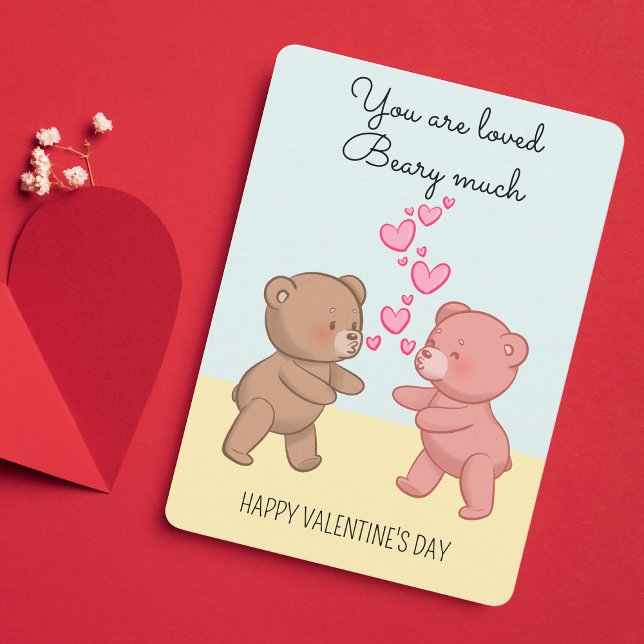 Cartão De Festividades Os Ursos Bonitos Apaixonados vão se abraçar - Pers (Snuggle up to love with this charming sweet bear couples Valentine's card. )