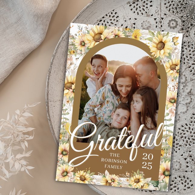 Cartão De Festividades Outono Fall Arch Sunflower Grata Ação de Graças (elegant earth tones sunflowers grateful happy thanksgiving cards with arch family photo names year)