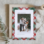 Cartão De Festividades Padrão de Xadrez Clássica Verde Feliz Foto de Nata<br><div class="desc">Envie Cartões de natal com esta xadrez clássica,  Feliz cartão com fotos de Natal. Ele apresenta um padrão clássico de xadrez verde,  branco e vermelho. Personalize adicionando uma foto,  nome,  cartões de natal,  ano e mensagem. Este cartão de Natal verde xadrez está disponível em outras cores.</div>