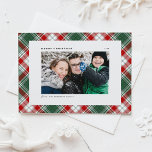 Cartão De Festividades Padrão de Xadrez Verde Festivo Foto de Natal Feliz<br><div class="desc">Envie Cartões de natal com esta xadrez clássica... carta chata de fotos de Natal Feliz. Ele apresenta um padrão clássico de xadrez verde, branco e vermelho. Personalize adicionando uma foto horizontal, nome, cartões de natal, ano e mensagem. Este cartão de Natal de xadrez verde festivo está disponível em outras cores....</div>